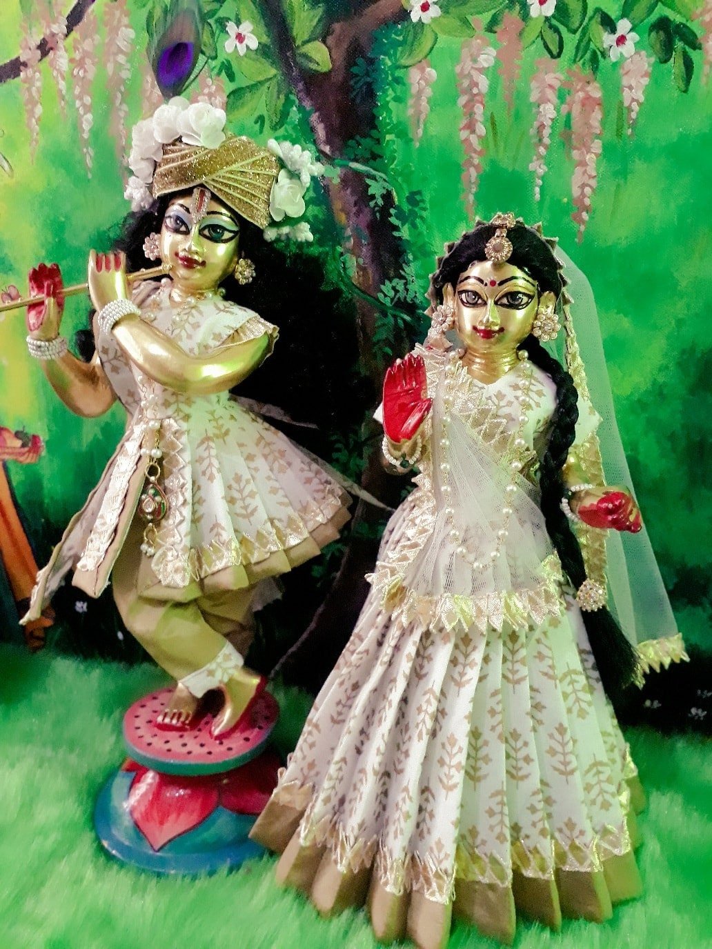 benefits of keeping radha krishna idol at home